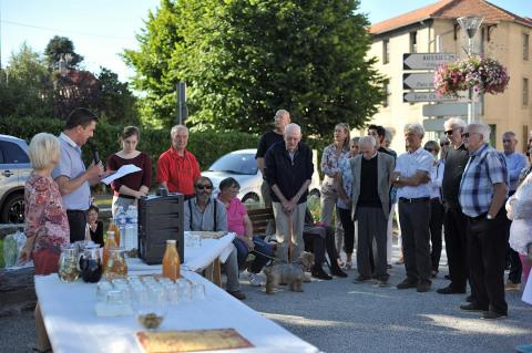 Après plusieurs mois de travaux, l’aménagement du square Eugène-Guiraud a été inauguré par le maire Bernard Escudier et la conseillère déléguée Annie Raynaud, en présence de descendants de l’industriel. Ce sera l’un des derniers chantiers qu’aura supervisé Annie Raynaud. La conseillère (élue depuis 16 ans) a rendu sa délégation à l’environnement et au cadre de vie, au cours d’une cérémonie informelle lors du conseil municipal du 27 juin. Elle reste néanmoins « simple » conseillère d’Aussillon, où ses attrib