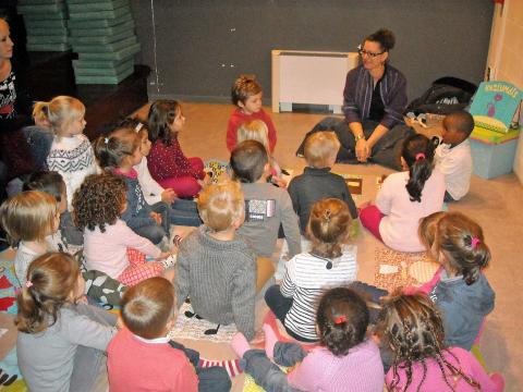 Les petits apprennent la langue des signes