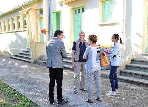 Le maire, Bernard Escudier, et son adjointe aux écoles, Cécile Laharie, ont fait le tour des groupes scolaires d’Aussillon ce lundi 4 septembre.