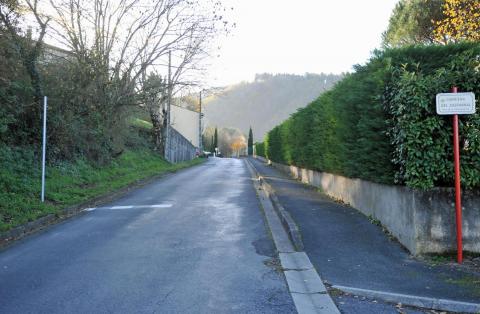 UN CEDER LE PASSAGE RUE G. DE GAULLE