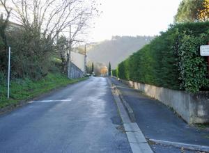 UN CEDER LE PASSAGE RUE G. DE GAULLE