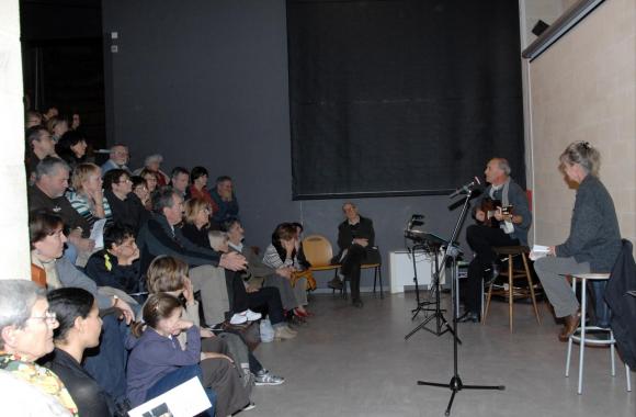 Photo d'une conférence à la médiathèque